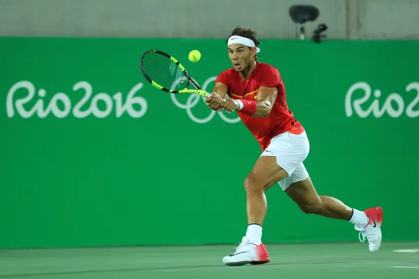 Campeón Olímpico Rafael Nadal de España en acción durante la final de dobles masculinos de los Juegos Olímpicos de Río 2016 — Foto de Stock