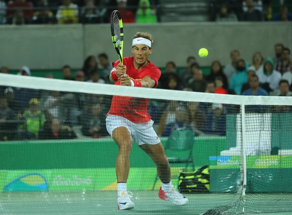 Campeón Olímpico Rafael Nadal de España en acción durante la final de dobles masculinos de los Juegos Olímpicos de Río 2016 — Foto de Stock