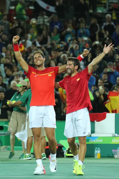 奥运会冠军拉斐尔·纳达尔（左）和西班牙的马克·洛佩兹在奥林匹克网球中心庆祝2016年里约奥运会男子双打决赛的胜利 — 图库照片