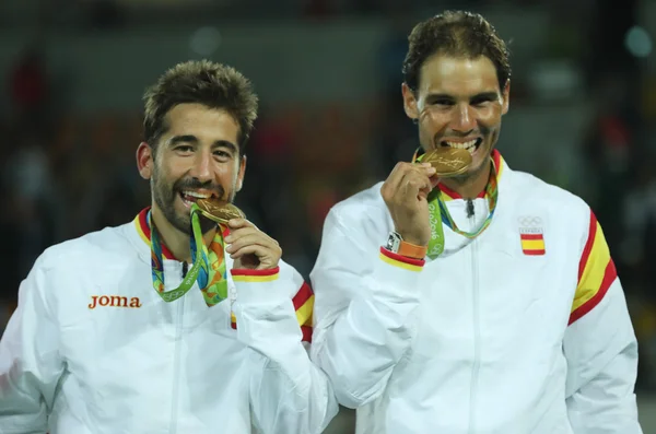 Campeones Olímpicos Mark López (L) y Rafael Nadal de España durante la ceremonia de medalla después de la victoria en la final de dobles masculinos — Foto de Stock