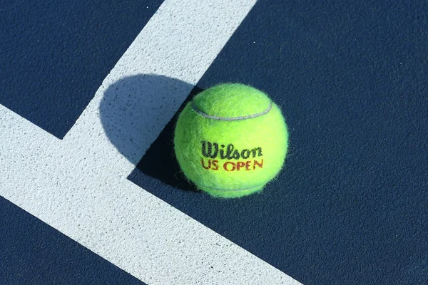 Abierto de EE.UU. Wilson pelota de tenis en Billie Jean King National Tennis Center en Nueva York — Foto de Stock