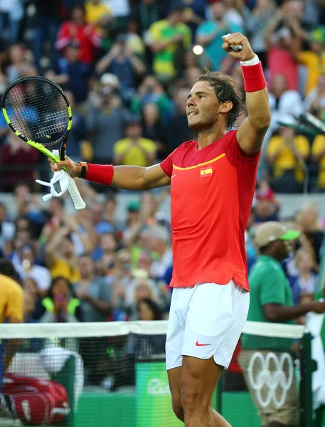 El campeón olímpico Rafael Nadal de España celebra la victoria tras cuartos de final individuales masculinos de los Juegos Olímpicos de Río 2016 — Foto de Stock