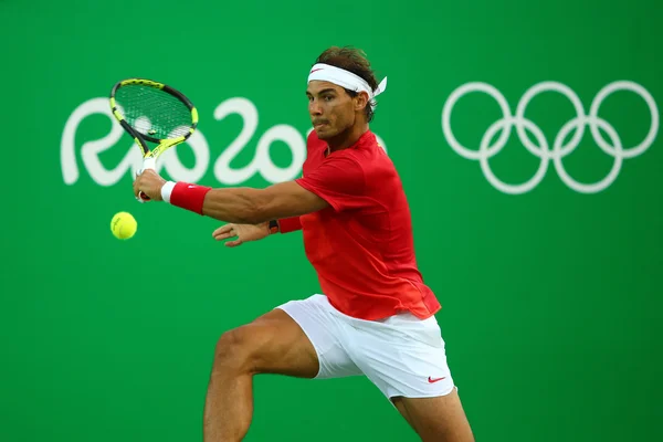 Campeón Olímpico Rafael Nadal de España en acción durante la semifinal individual masculina de los Juegos Olímpicos de Río 2016 — Foto de Stock