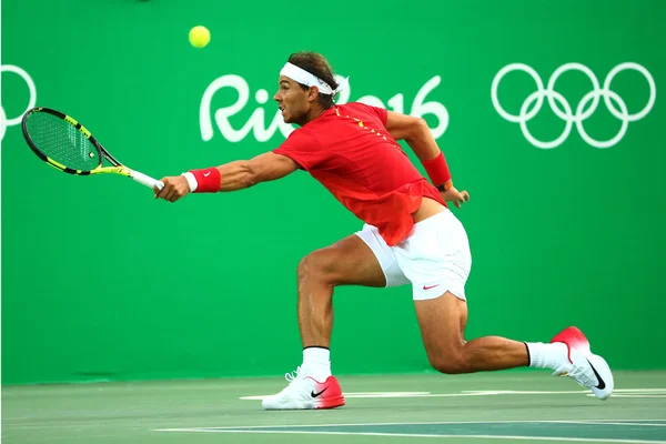 Campeón Olímpico Rafael Nadal de España en acción durante la semifinal individual masculina de los Juegos Olímpicos de Río 2016 — Foto de Stock