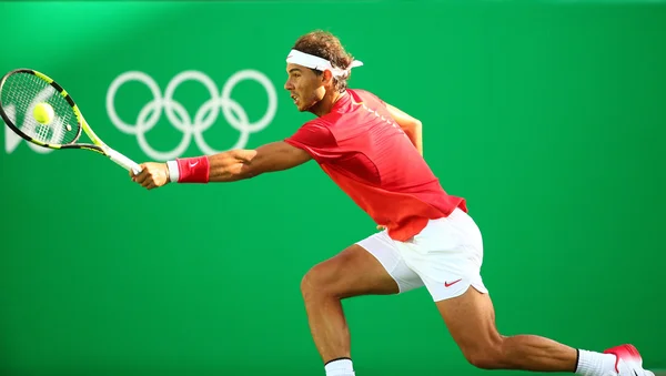 Campeón Olímpico Rafael Nadal de España en acción durante la semifinal individual masculina de los Juegos Olímpicos de Río 2016 — Foto de Stock