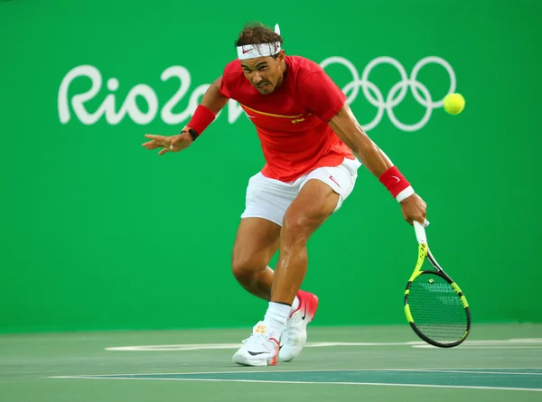 Campeón Olímpico Rafael Nadal de España en acción durante la semifinal individual masculina de los Juegos Olímpicos de Río 2016 — Foto de Stock