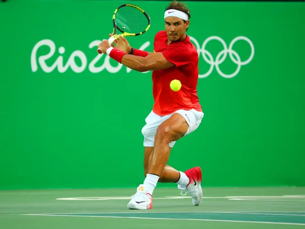 Campeón Olímpico Rafael Nadal de España en acción durante la semifinal individual masculina de los Juegos Olímpicos de Río 2016 — Foto de Stock