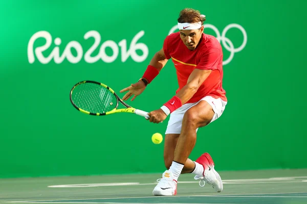 Campeón Olímpico Rafael Nadal de España en acción durante la semifinal individual masculina de los Juegos Olímpicos de Río 2016 — Foto de Stock