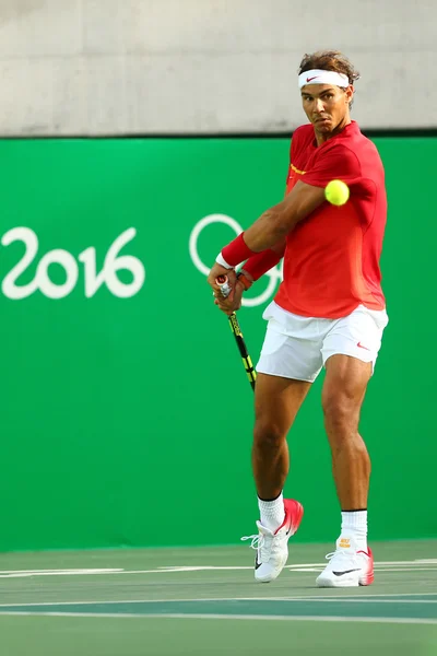 Le champion olympique Rafael Nadal d'Espagne en action lors de la demi-finale masculine simple des Jeux Olympiques de Rio 2016 — Photo