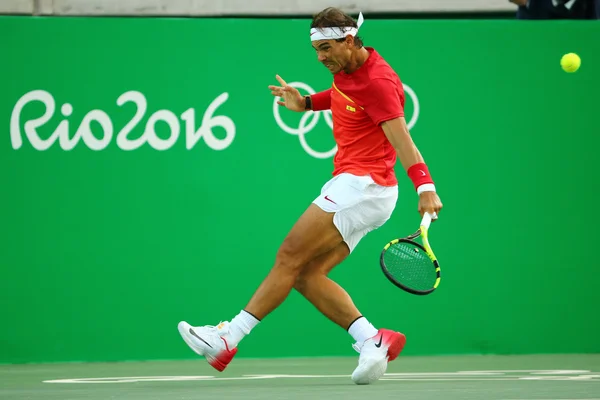 Campeón Olímpico Rafael Nadal de España en acción durante la semifinal individual masculina de los Juegos Olímpicos de Río 2016 — Foto de Stock