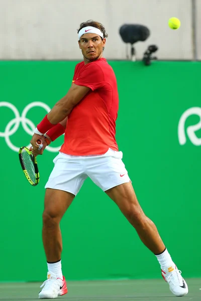 Campeón Olímpico Rafael Nadal de España en acción durante la semifinal individual masculina de los Juegos Olímpicos de Río 2016 — Foto de Stock