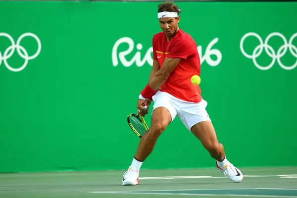 Campeón Olímpico Rafael Nadal de España en acción durante la semifinal individual masculina de los Juegos Olímpicos de Río 2016 — Foto de Stock