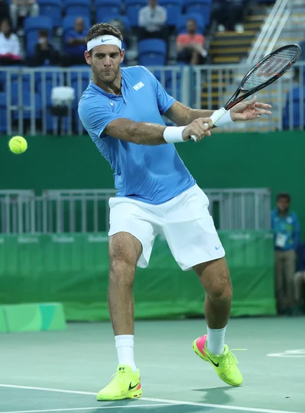 Campeón del Grand Slam Juan Martin Del Porto de Argentina en acción durante cuartos de final individuales masculinos de los Juegos Olímpicos de Río 2016 — Foto de Stock