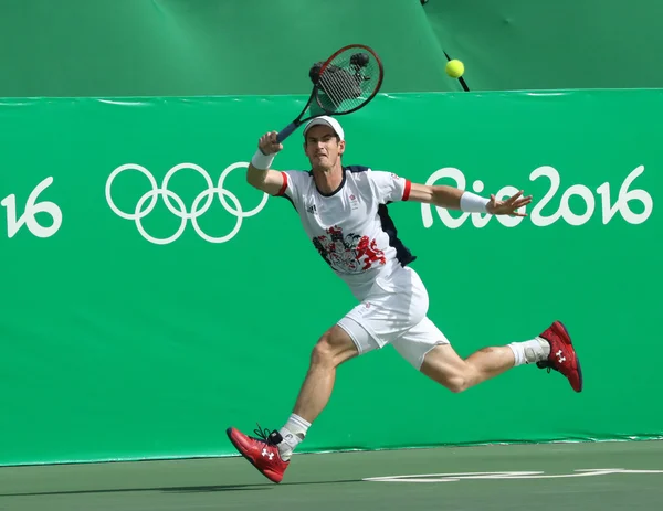 Olimpiyat Şampiyonu Andy Murray Büyük Britanya'nın erkekler tekler çeyrek final sırasında eylem Rio 2016 Olimpiyat Oyunları — Stok fotoğraf