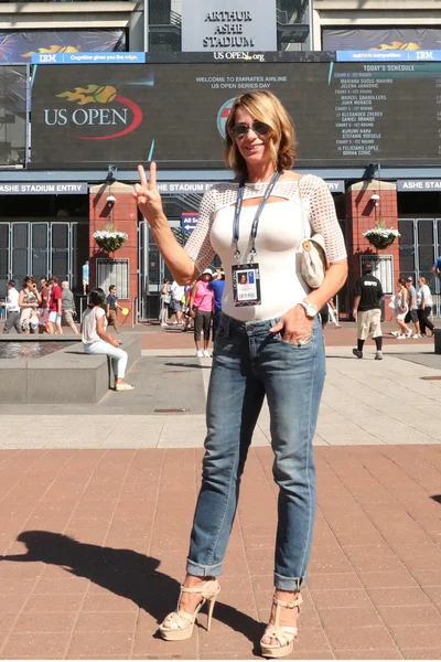 Ginnasta di fama mondiale Nadia Comaneci di Romania visita Billie Jean King National Tennis Center durante US Open 2016 — Foto Stock