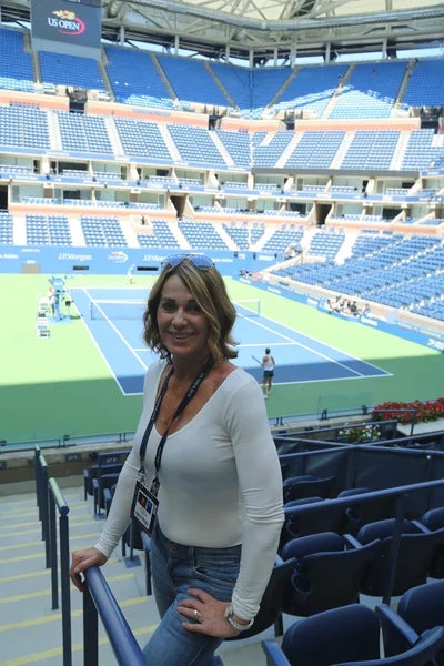 Világ híres tornász Nadia Comaneci Románia Billie Jean King Nemzeti Tenisz Központ látogatások során nekünk nyílt 2016 — Stock Fotó