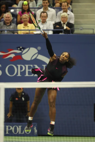 Grand Slam mistrz Serena Williams w akcji podczas meczu pierwszej rundy w nas Open 2016 — Zdjęcie stockowe
