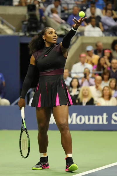 Grand-Slam-Siegerin Serena Williams in Aktion beim Erstrunden-Match bei den US Open 2016 — Stockfoto