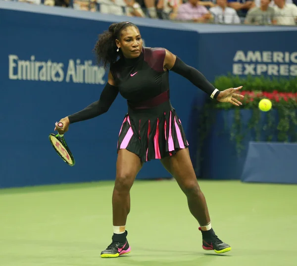 La campeona del Grand Slam Serena Williams en acción durante el partido de primera ronda en el US Open 2016 — Foto de Stock