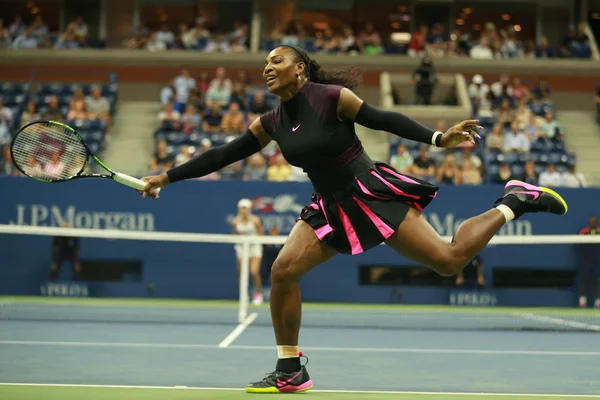 Grand Slam mistrz Serena Williams w akcji podczas meczu pierwszej rundy w nas Open 2016 — Zdjęcie stockowe