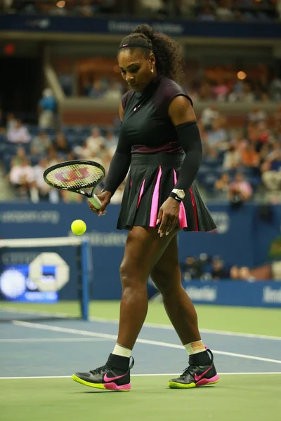 La campeona del Grand Slam Serena Williams en acción durante el partido de primera ronda en el US Open 2016 — Foto de Stock