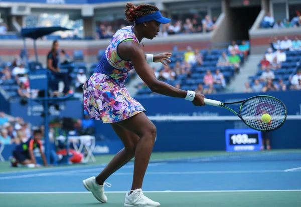 Grand Slam champion Venus Williams in actie tijdens haar eerste ronde match tijdens ons Open 2016 — Stockfoto