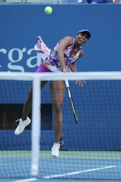 Чемпионка Большого шлема Венера Уильямс в действии во время своего первого раунда матча на US Open 2016 — стоковое фото