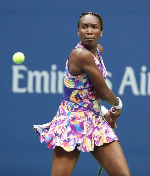 Grand Slam Championem Venus Williams w akcji podczas jej meczu pierwszej rundy w nas Open 2016 — Zdjęcie stockowe