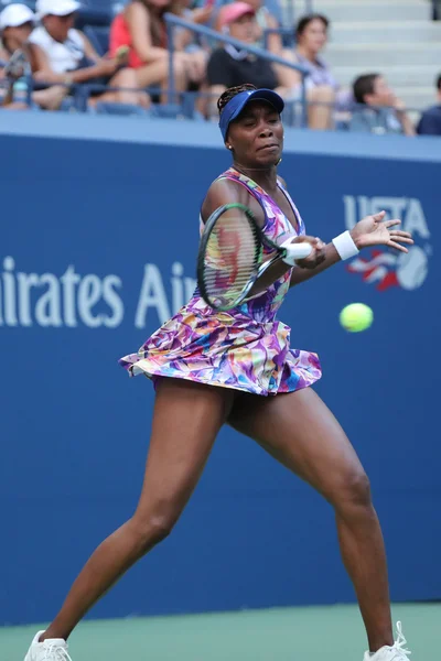 Grand-Slam-Siegerin Venus Williams in Aktion bei ihrem Erstrundenmatch bei den US Open 2016 — Stockfoto