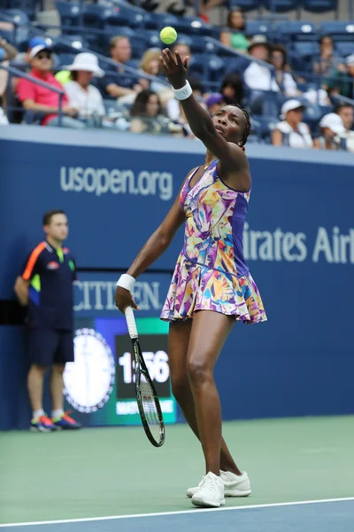 Grand Slam şampiyonu Venus Williams bize açık 2016 onun ilk yuvarlak maç sırasında eylem — Stok fotoğraf