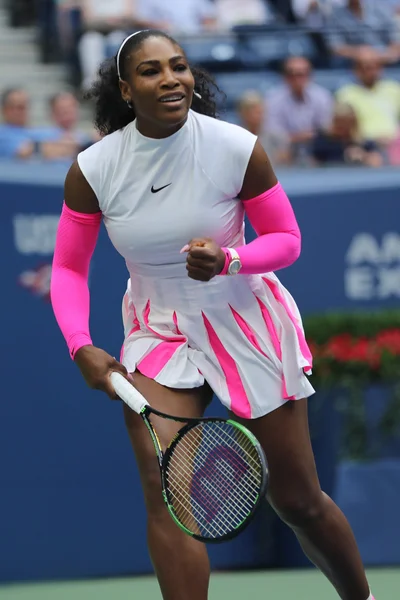 Grand Slam-mästare Serena Williams i USA i aktion under hennes runda fyra match på oss Open 2016 — Stockfoto