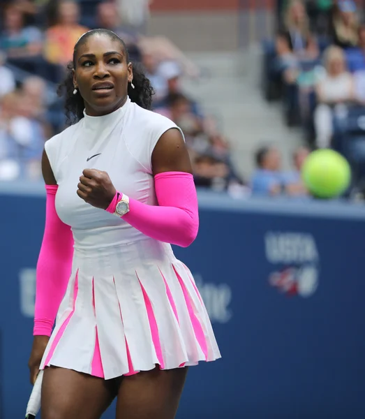 La championne du Grand Chelem Serena Williams des États-Unis en action lors de sa quatrième ronde à l'US Open 2016 — Photo