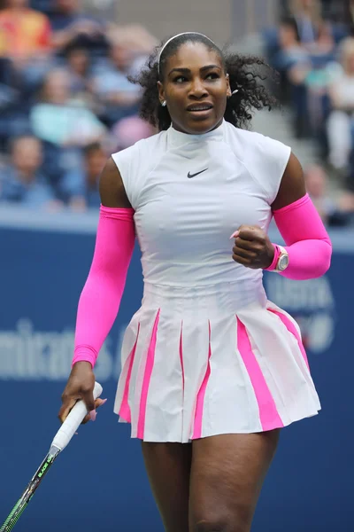 La campeona de Grand Slam Serena Williams de Estados Unidos en acción durante su cuarto partido en el US Open 2016 — Foto de Stock