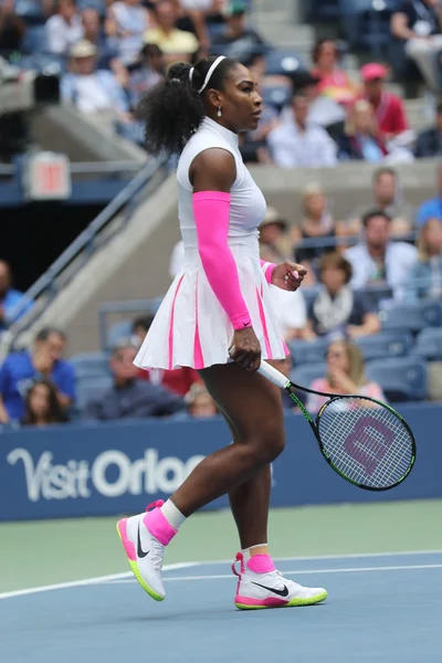 La campeona de Grand Slam Serena Williams de Estados Unidos en acción durante su cuarto partido en el US Open 2016 —  Fotos de Stock