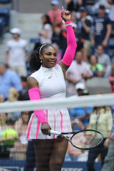 Grand-Slam-Siegerin Serena Williams aus den Vereinigten Staaten feiert Sieg nach ihrem Erstrundenmatch bei den US Open 2016 — Stockfoto