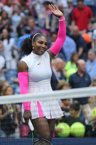 Grand Slam Championem Serena Williams w Stanach Zjednoczonych świętuje zwycięstwo po jej cztery rundy meczu o nas Open 2016 — Zdjęcie stockowe