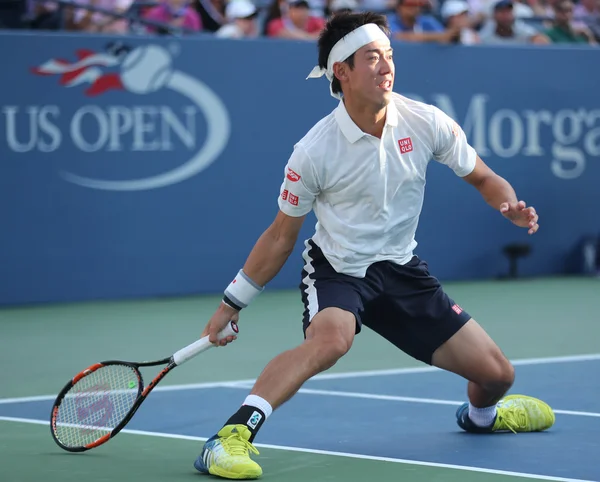 Профессиональный теннисист Кэй Нисикори из Японии в действии во время четвертого раунда матча на US Open 2016 — стоковое фото