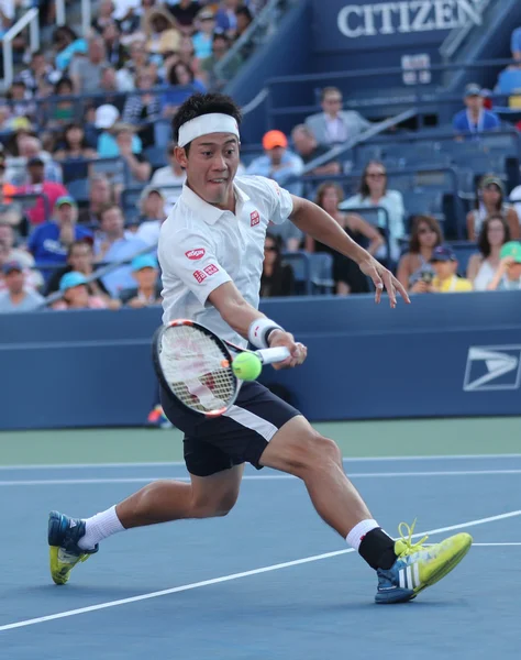 Jogador profissional de tênis Kei Nishikori do Japão em ação durante sua quarta rodada no US Open 2016 — Fotografia de Stock