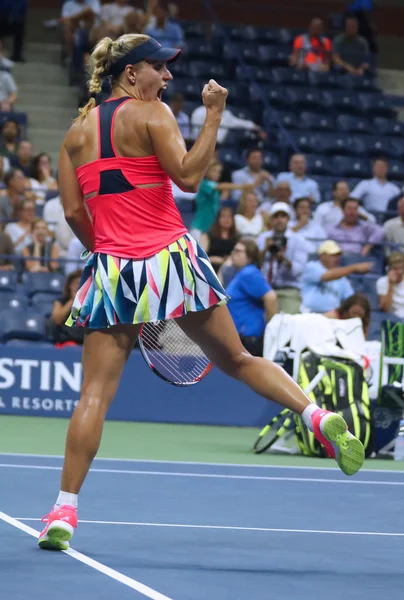 La campeona de Grand Slam Angelique Kerber de Alemania celebra la victoria después de su partido de semifinales en el US Open 2016 —  Fotos de Stock