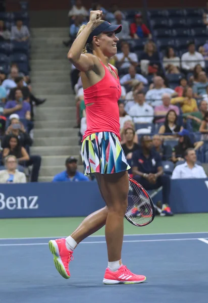 Vítěz Grand Slamu Angelique Kerber z Německa oslavuje vítězství po své půlzávěrečné Sirce na americké Open 2016 — Stock fotografie