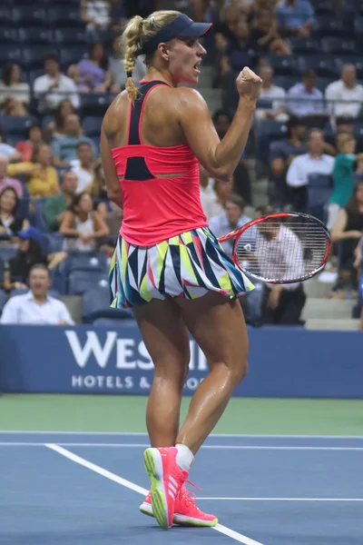 La campeona de Grand Slam Angelique Kerber de Alemania celebra la victoria después de su partido de semifinales en el US Open 2016 — Foto de Stock