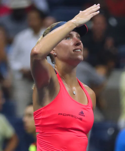 La campeona de Grand Slam Angelique Kerber de Alemania celebra la victoria después de su partido de semifinales en el US Open 2016 — Foto de Stock