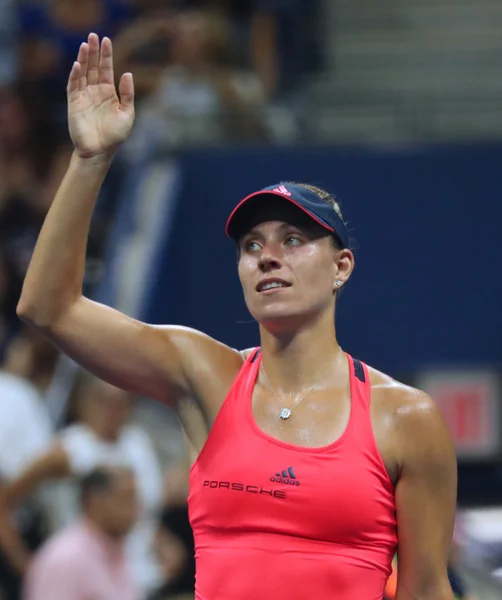 La campeona de Grand Slam Angelique Kerber de Alemania celebra la victoria después de su partido de semifinales en el US Open 2016 — Foto de Stock