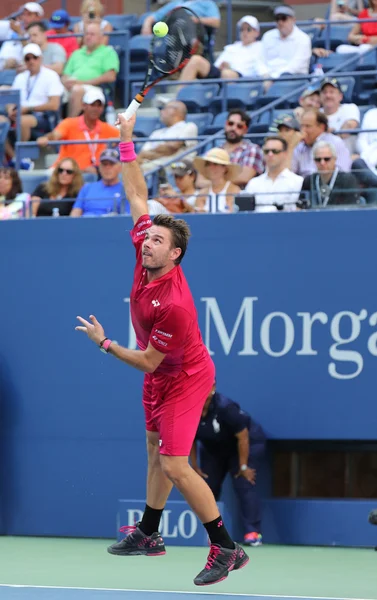 El campeón de Grand Slam Stanislas Wawrinka de Suiza en acción durante su primer partido de ronda en el US Open 2016 — Foto de Stock