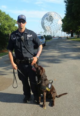  Nypd transit bürosu K-9 polis memuru ve Ulusal Tenis Merkezi'nde güvenlik sağlayan K-9 köpek