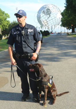  Nypd transit bürosu K-9 polis memuru ve Ulusal Tenis Merkezi'nde güvenlik sağlayan K-9 köpek