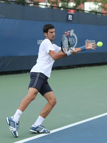 Doce veces campeón de Grand Slam Novak Djokovic de Serbia practica para el US Open 2016 —  Fotos de Stock