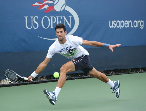 Doce veces campeón de Grand Slam Novak Djokovic de Serbia practica para el US Open 2016 —  Fotos de Stock