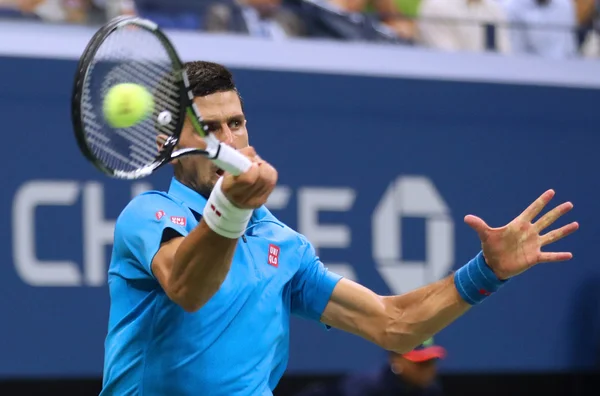 Douze fois champion du Grand Chelem Novak Djokovic de Serbie en action lors de son match quart de finale à l'US Open 2016 — Photo