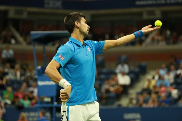 Der zwölfmalige Grand-Slam-Champion Novak Djokovic aus Serbien in Aktion während seines Viertelfinal-Matches bei den US Open 2016 — Stockfoto